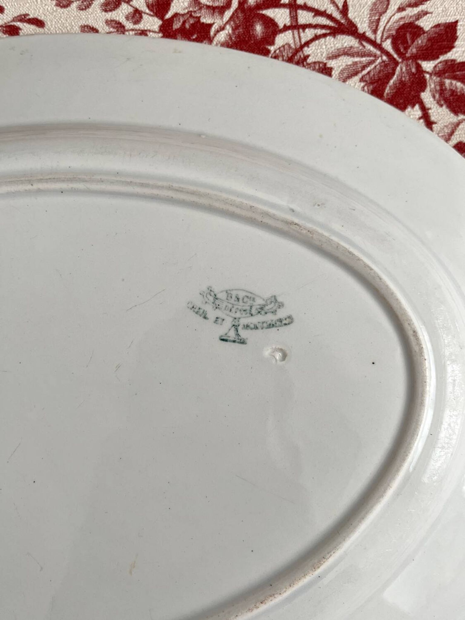 Plat ovale blanc en terre de fer Creil et Montereau fin XIXe