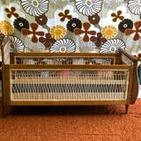 Lit enfant en osier vintage 1960