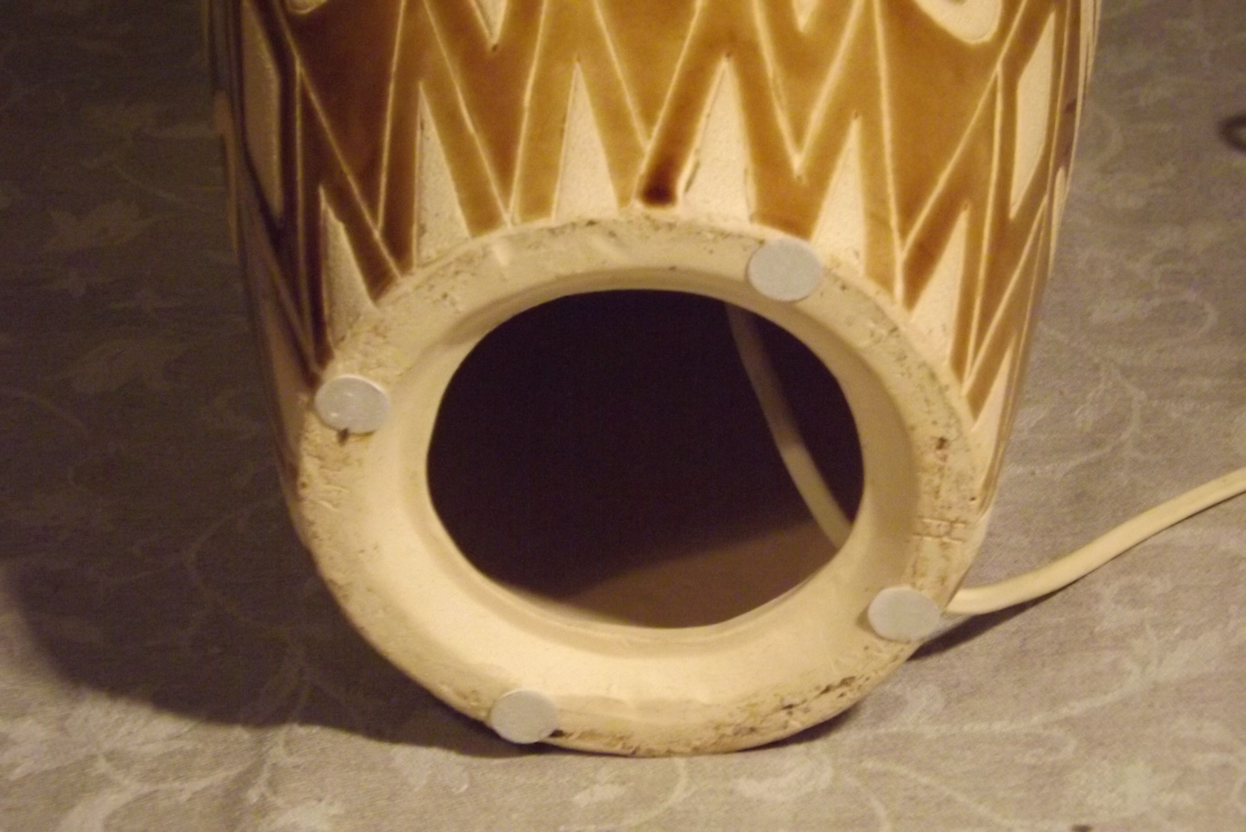 Ceramic white and bronze table lamp