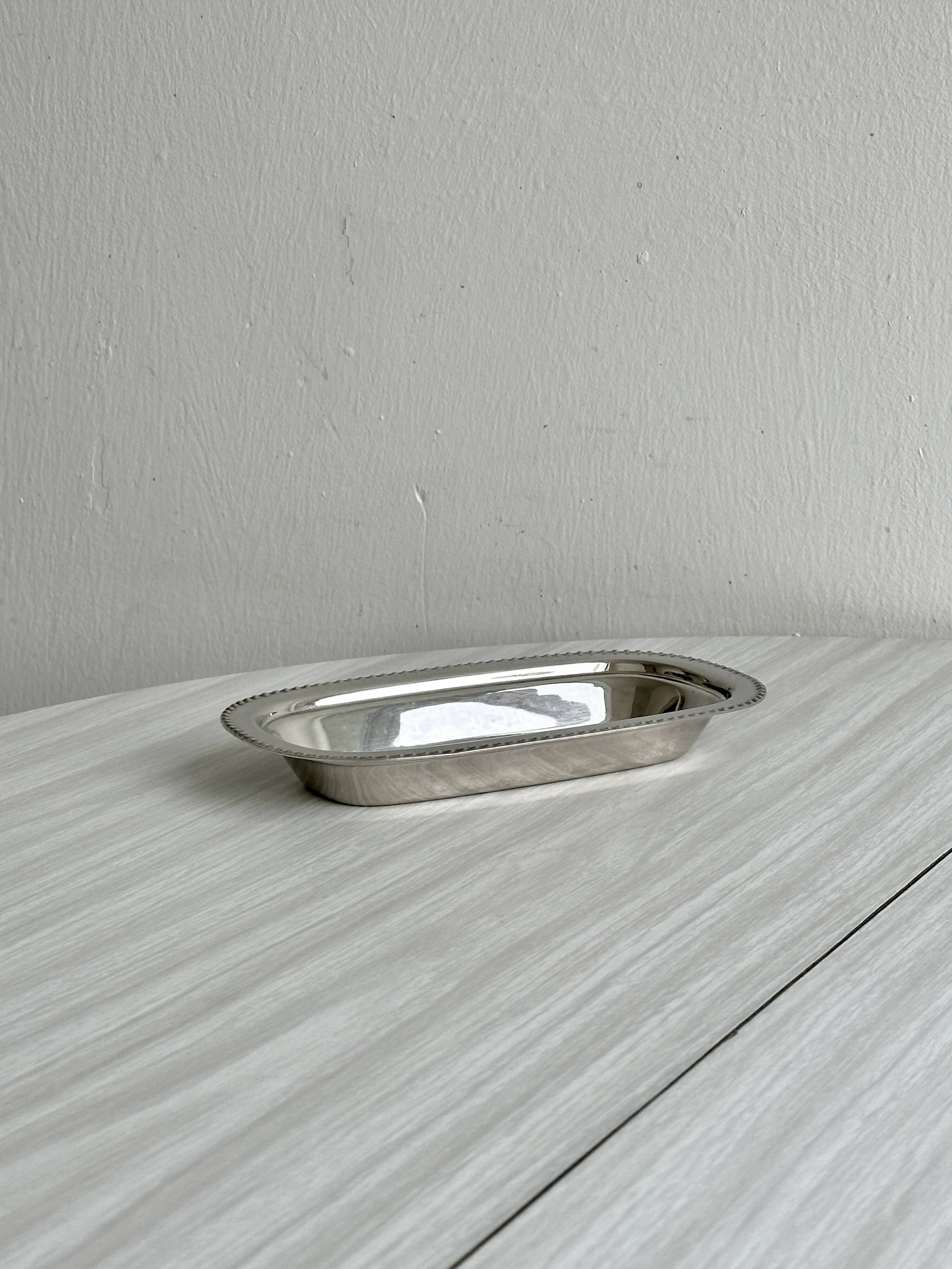 petite coupelle en métal léger brillant