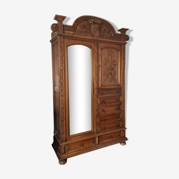 Armoire sculptée