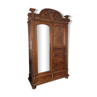 Armoire sculptée