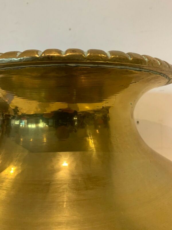 Vase a col en cuivre martelé XX siècle
