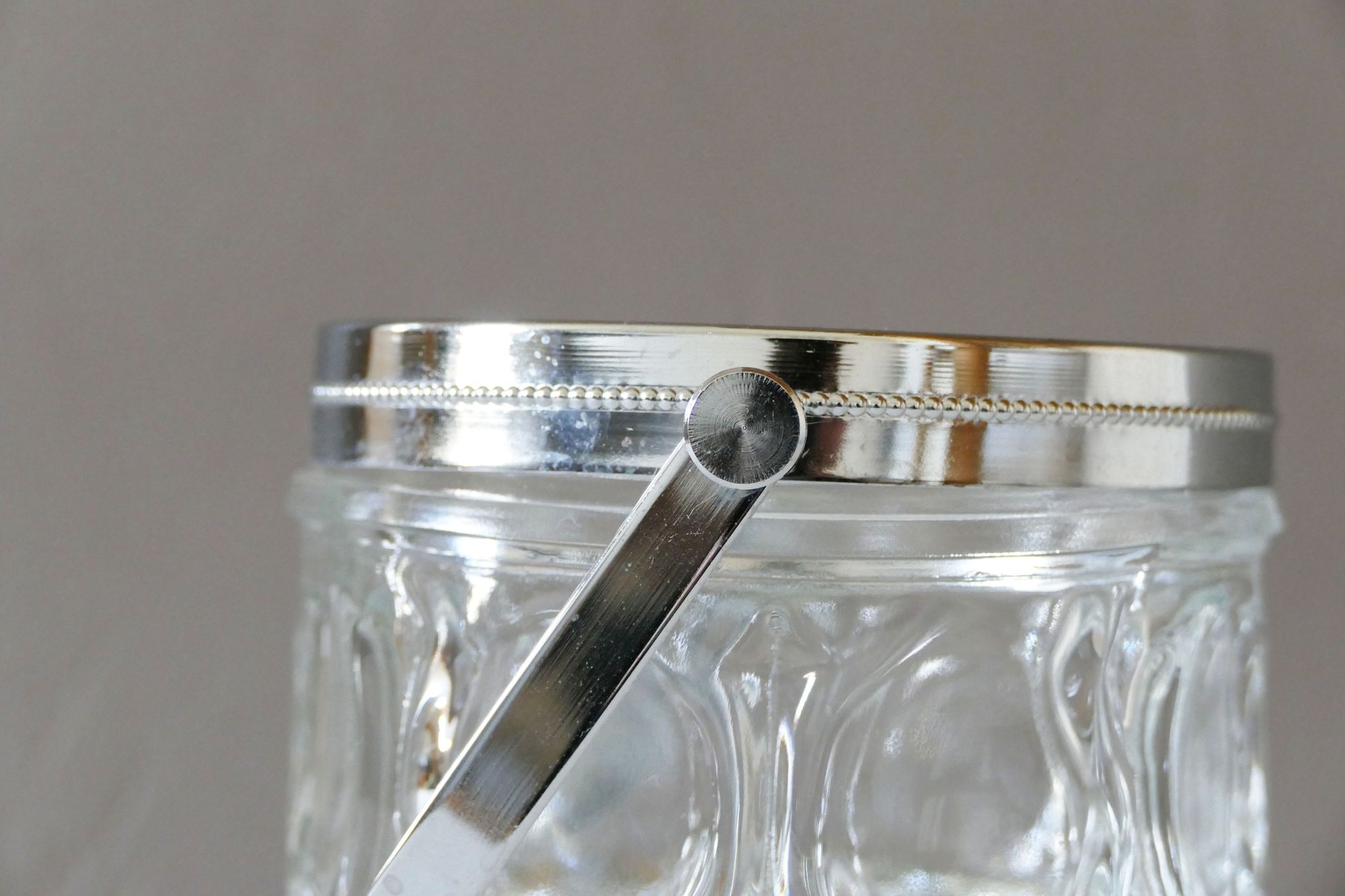 Seau à glace vintage en verre estampillé avec une anse en métal