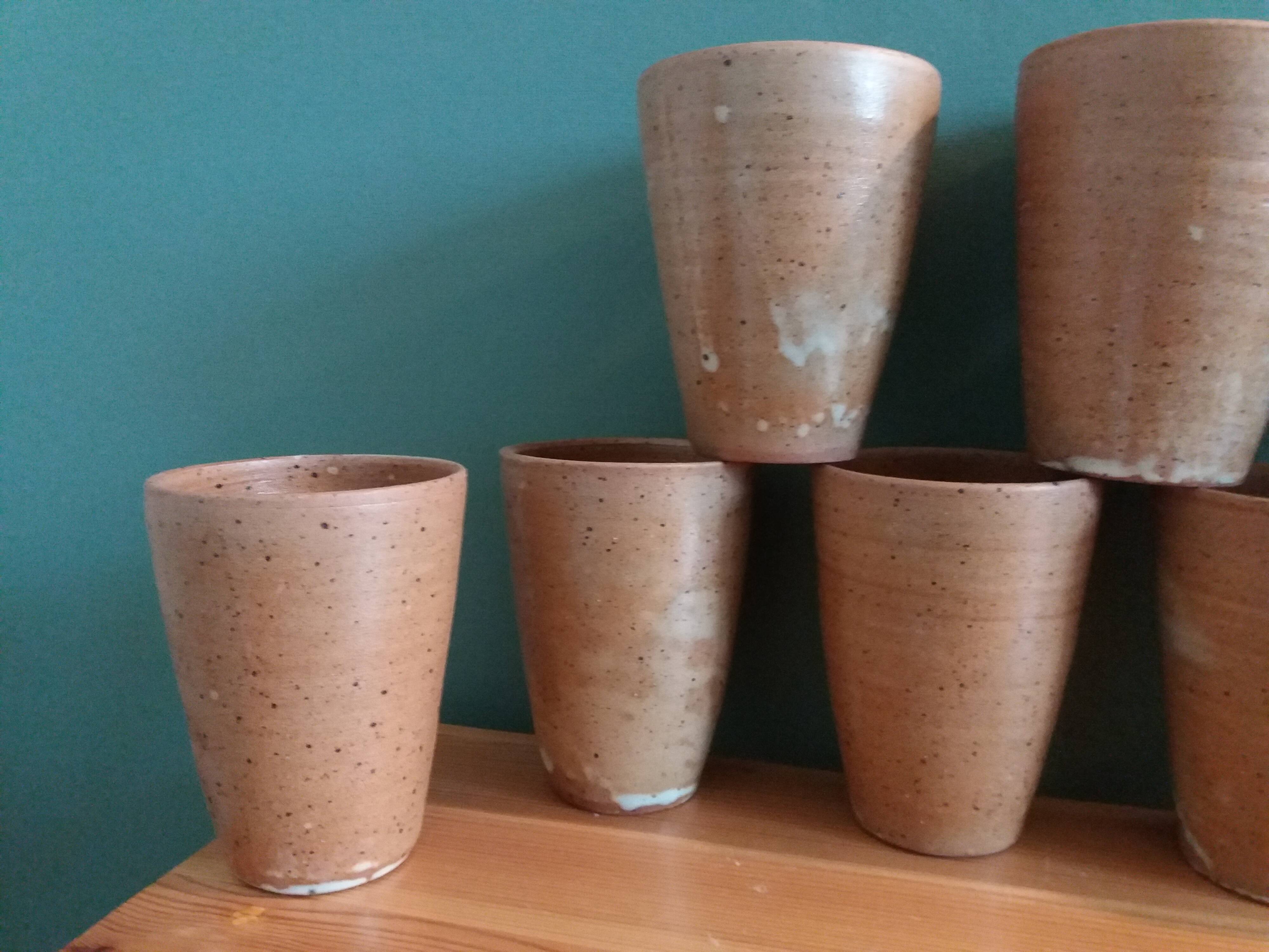 Ensemble de 8 tasses ou verres en grès tourné artisanal