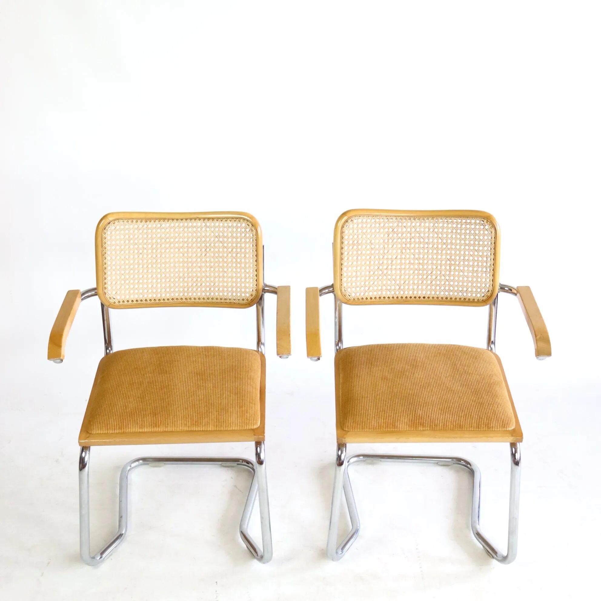 Paire de chaises B64