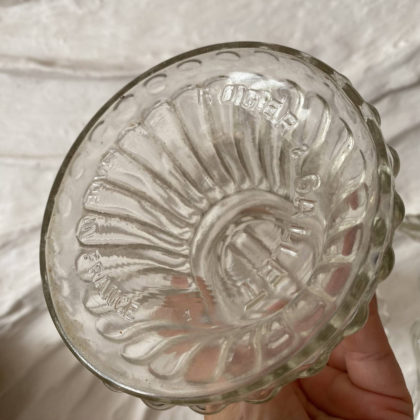 Paire de bougeoirs en verre flacons roger gallet