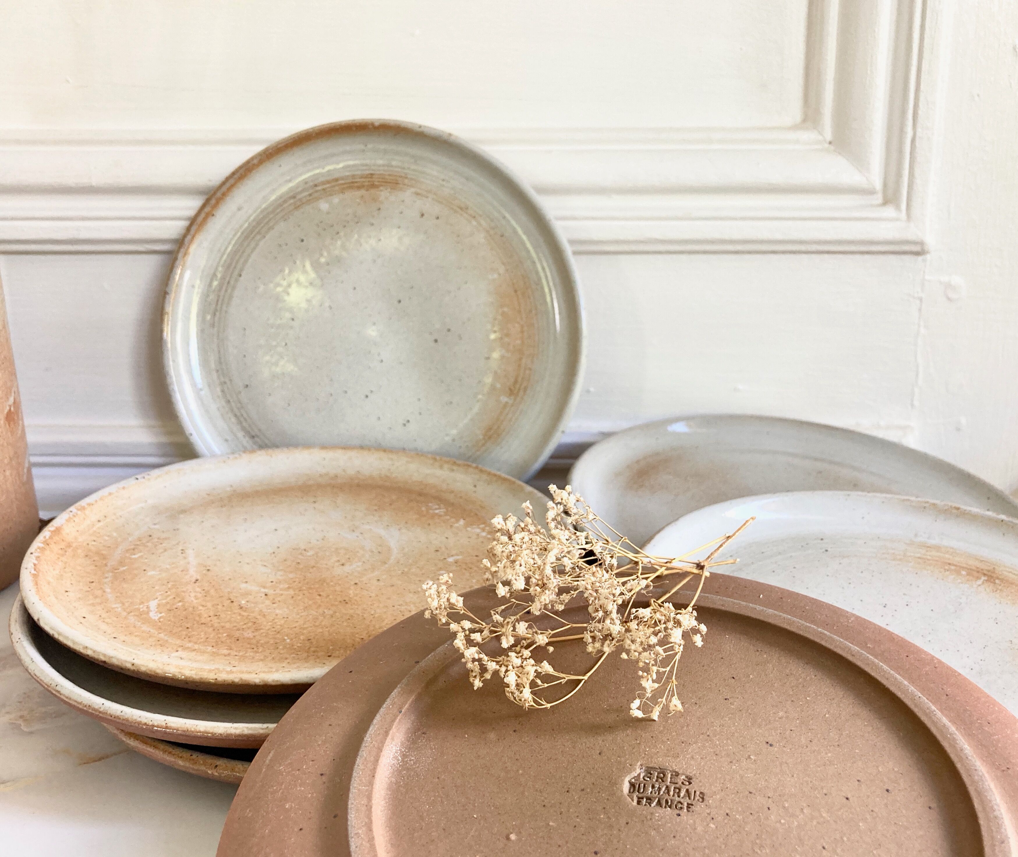 7 assiettes à dessert en grès