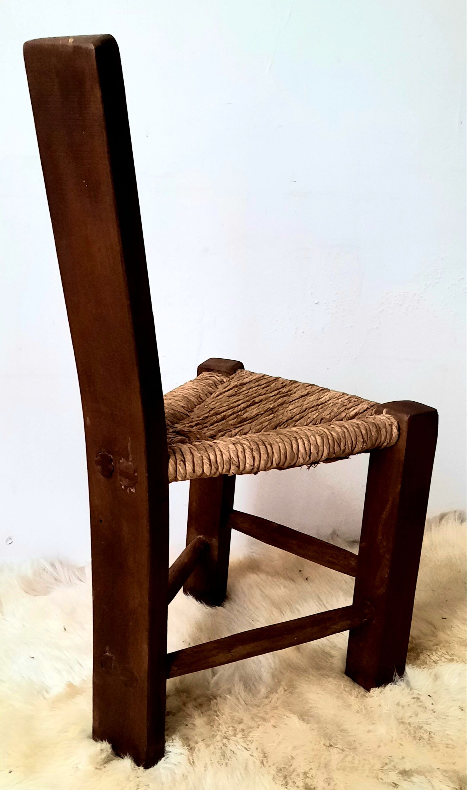 Brutalist tripod chair in solid wood and vintage straw from the 50s / 60s