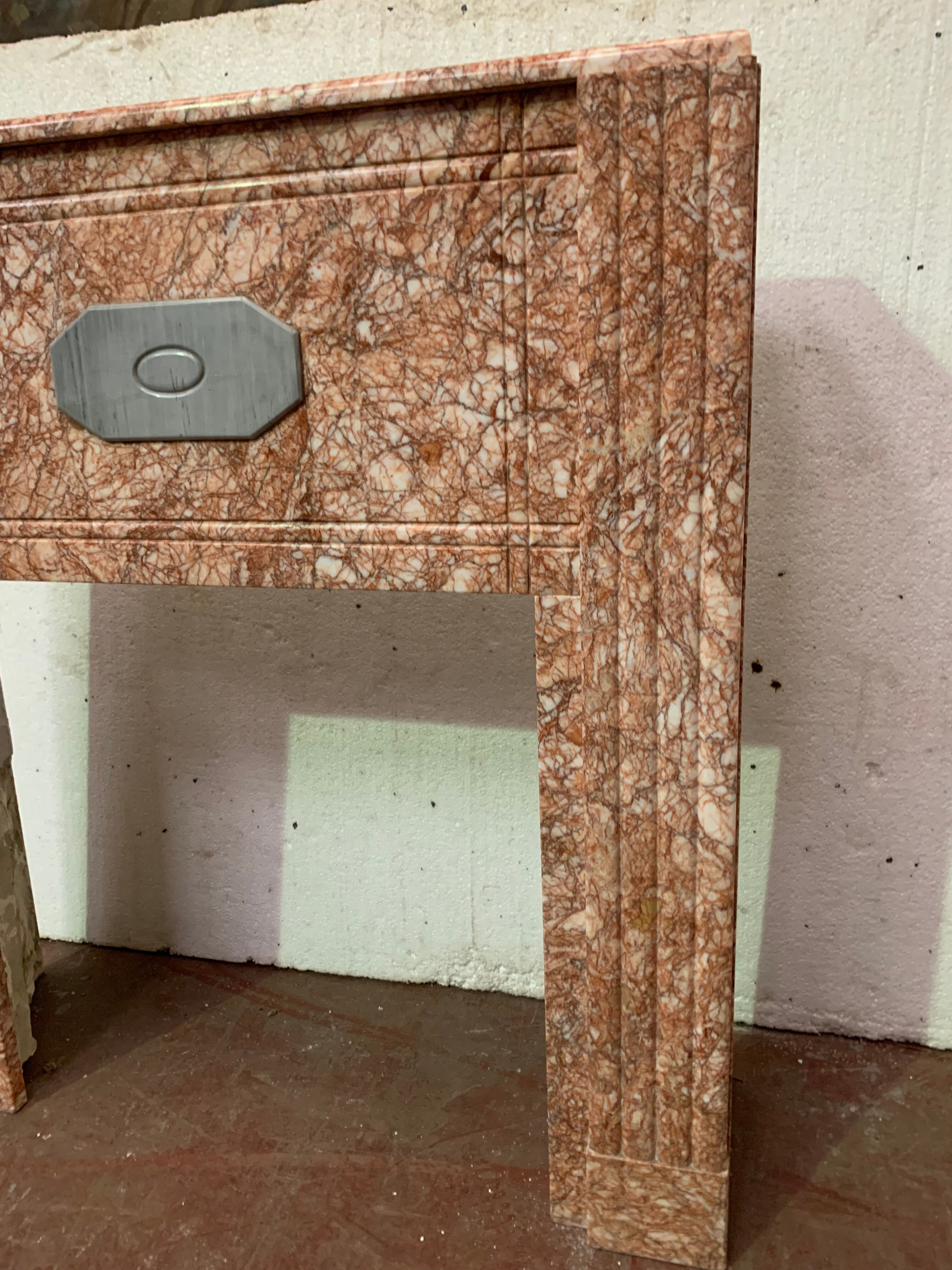 Cheminée Art Déco en marbre rose veiné XX siècle