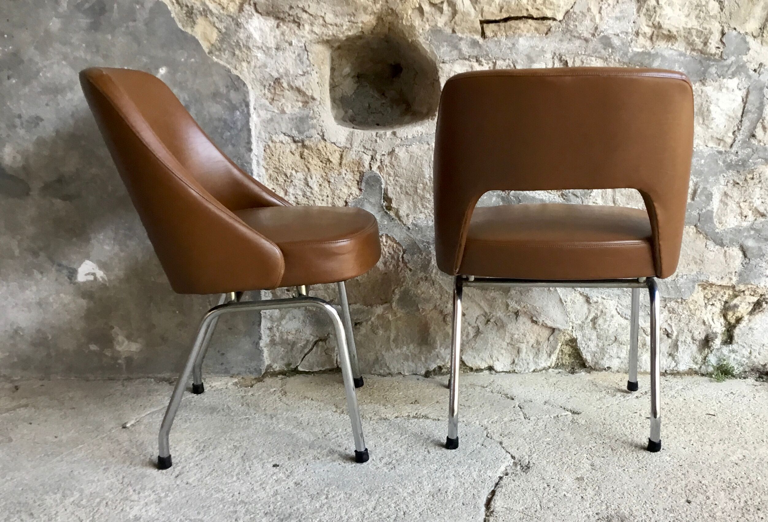 Paire de chaises conférences similicuir marron  1970