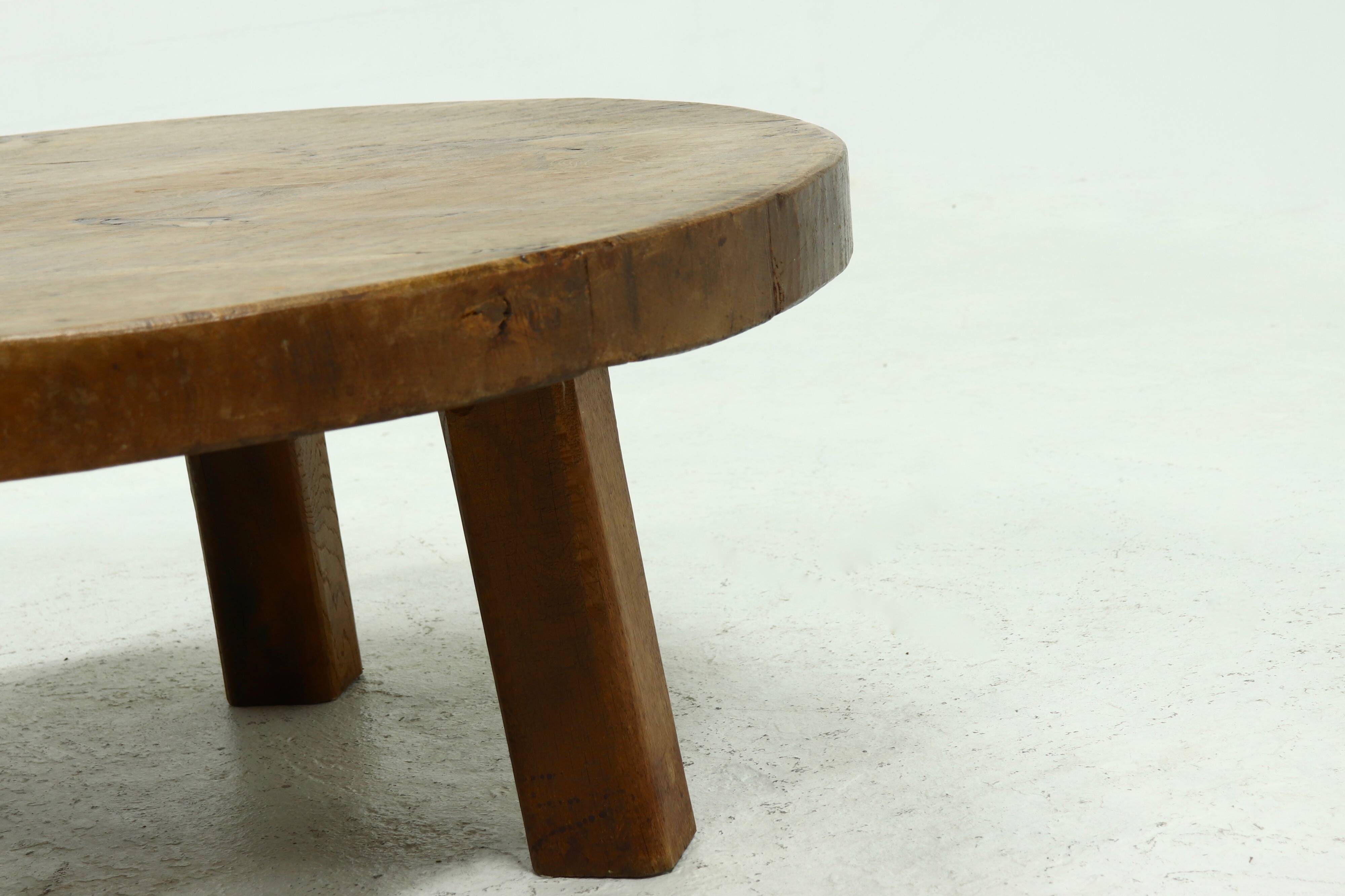 Table basse ronde rustique en chêne massif, années 1970