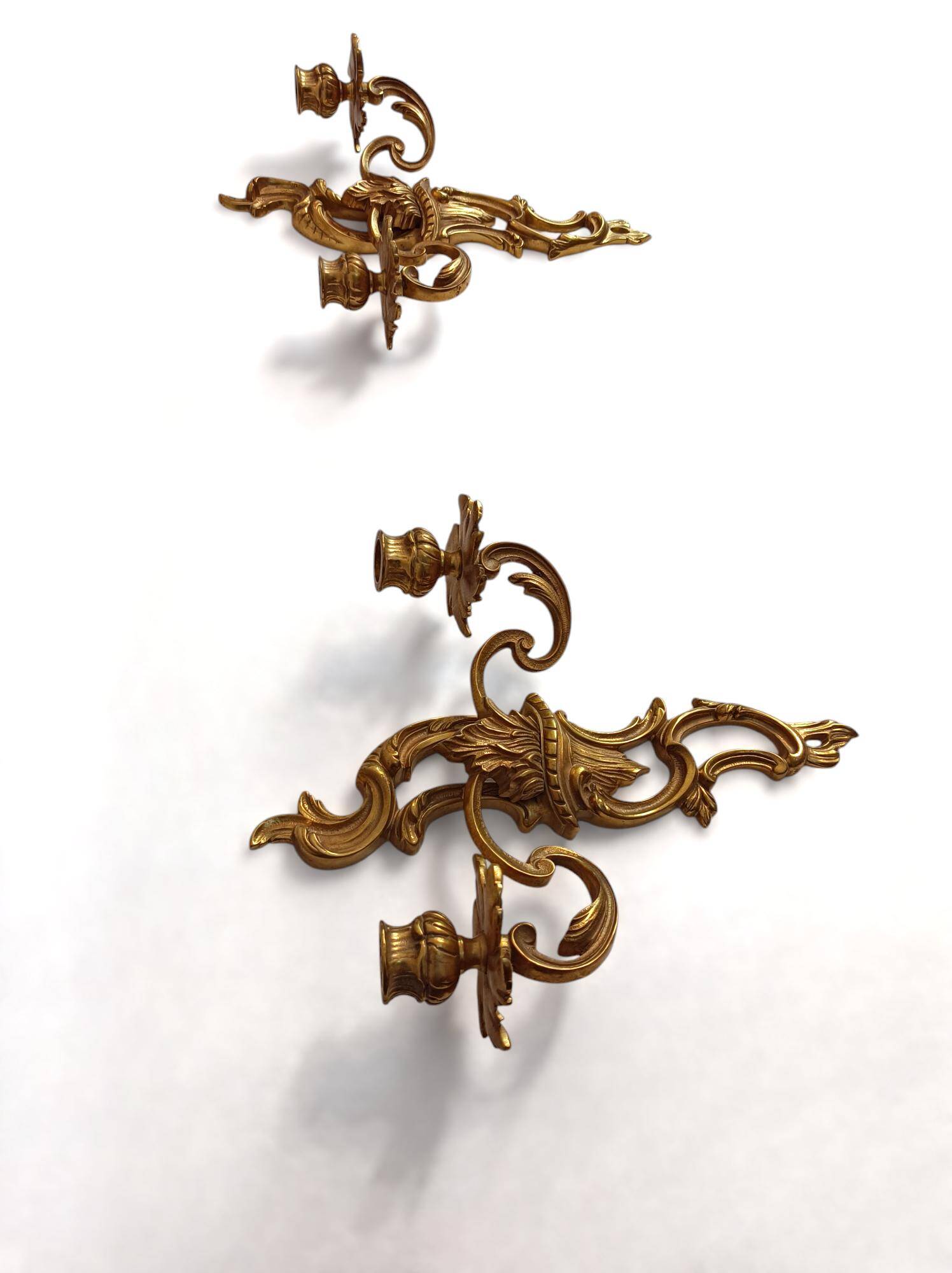 Pair of Rococo wall sconces in gilded bronze, Hollywood Regency, from the years.