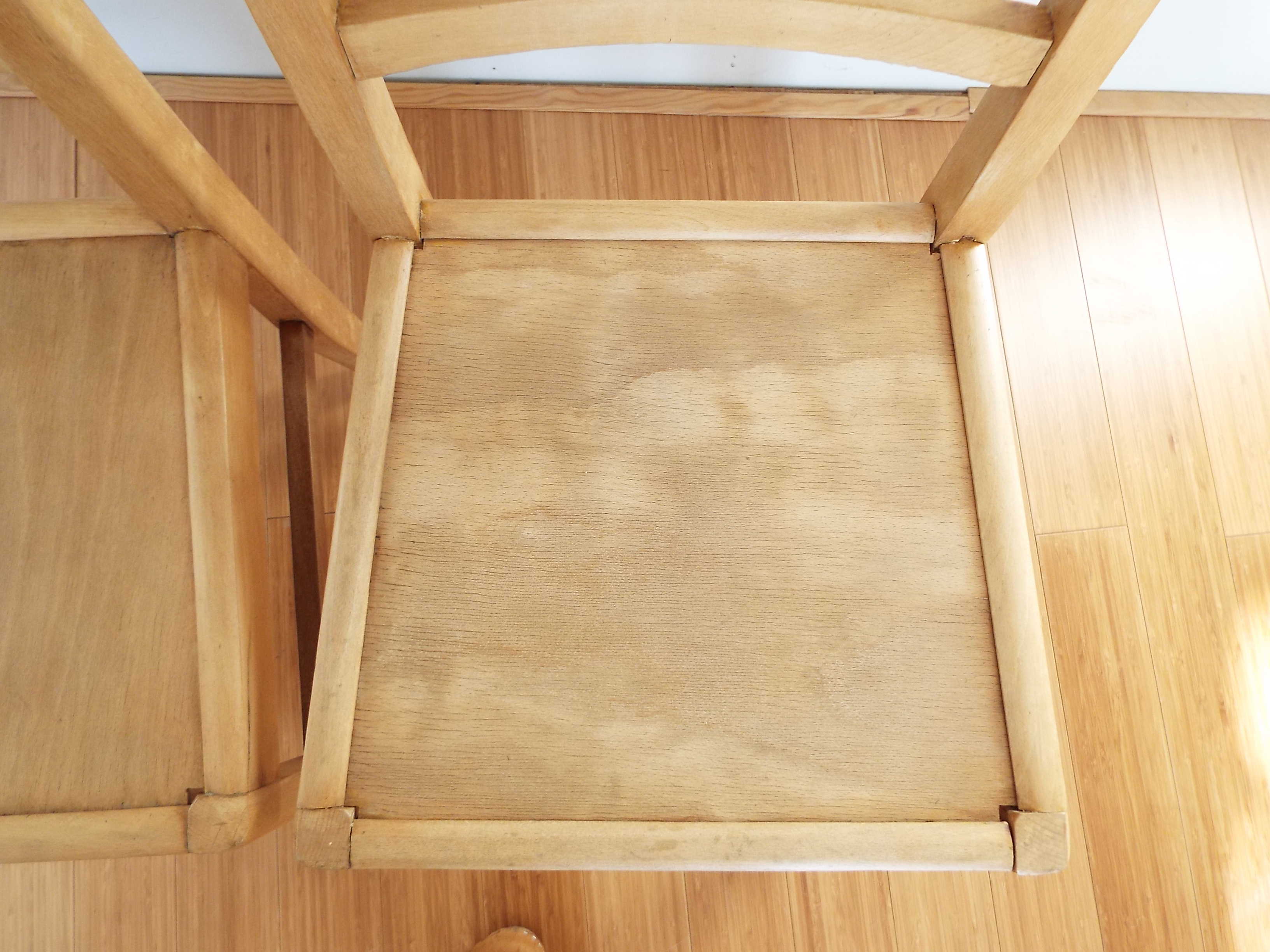 2 wooden chairs type reconstruction