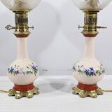 Paire de lampes à pétrole en porcelaine électrifiées, fin XIXème