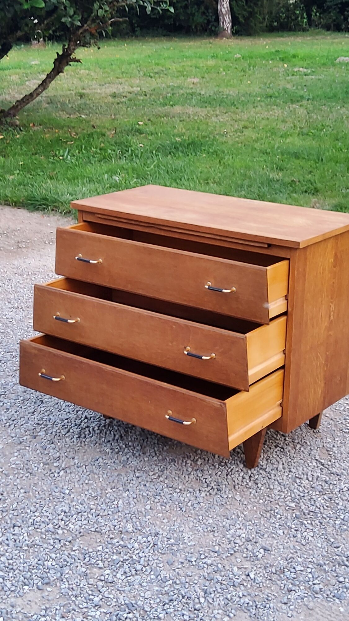 Vintage chest of drawers in golden oak from the 50s with 3 drawers and spindle-legged shelf