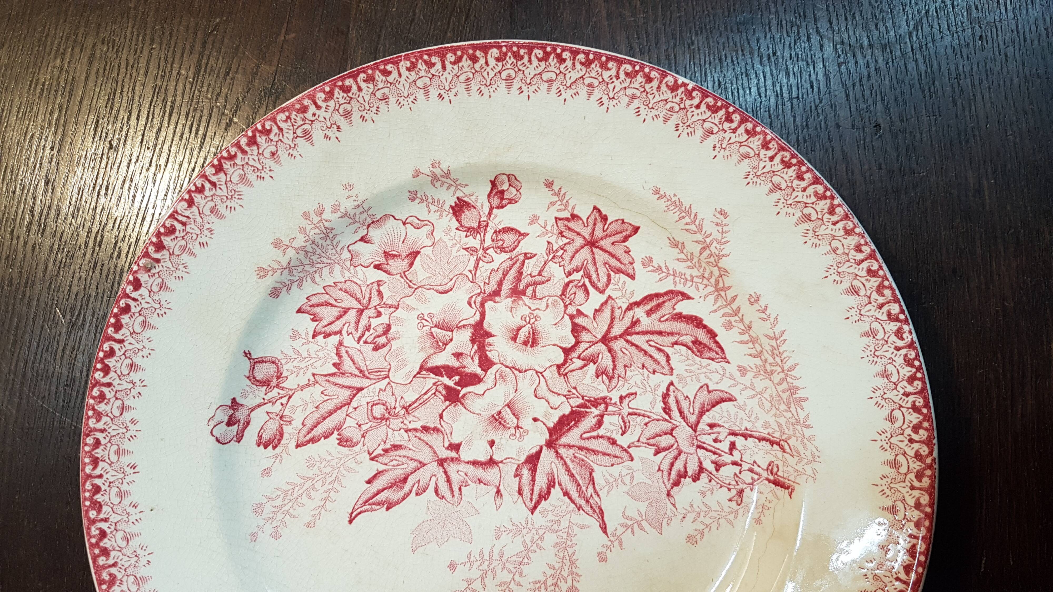 Assiette en faïence à décor de fleurs