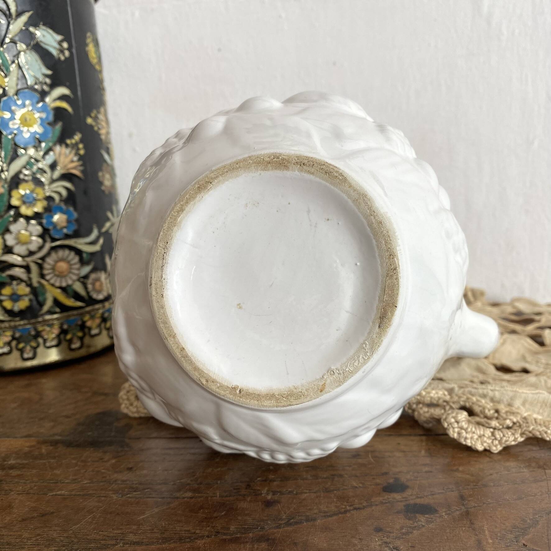 Jug in slipware with fruits