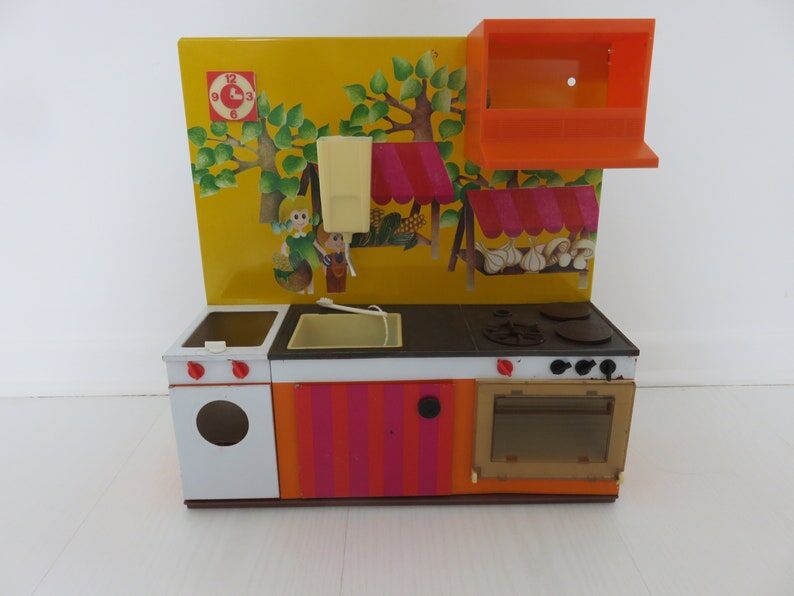 Kitchen doll, child in tole 70s