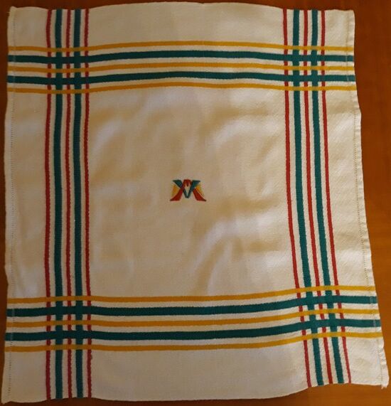 Hand-embroidered tablecloth and its 12 napkins - Encrypted " M V " -80s