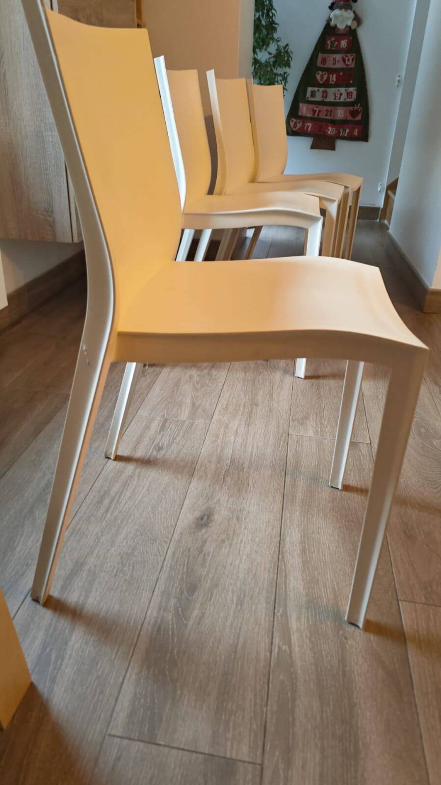 Lot of 4 Kartell "Slick" chairs designed by Philippe Starck - off-white.