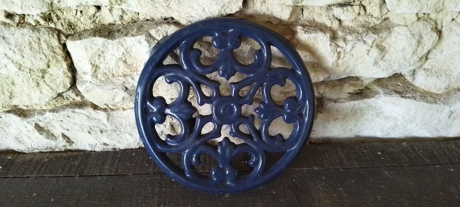 Enamelled cast iron trivet