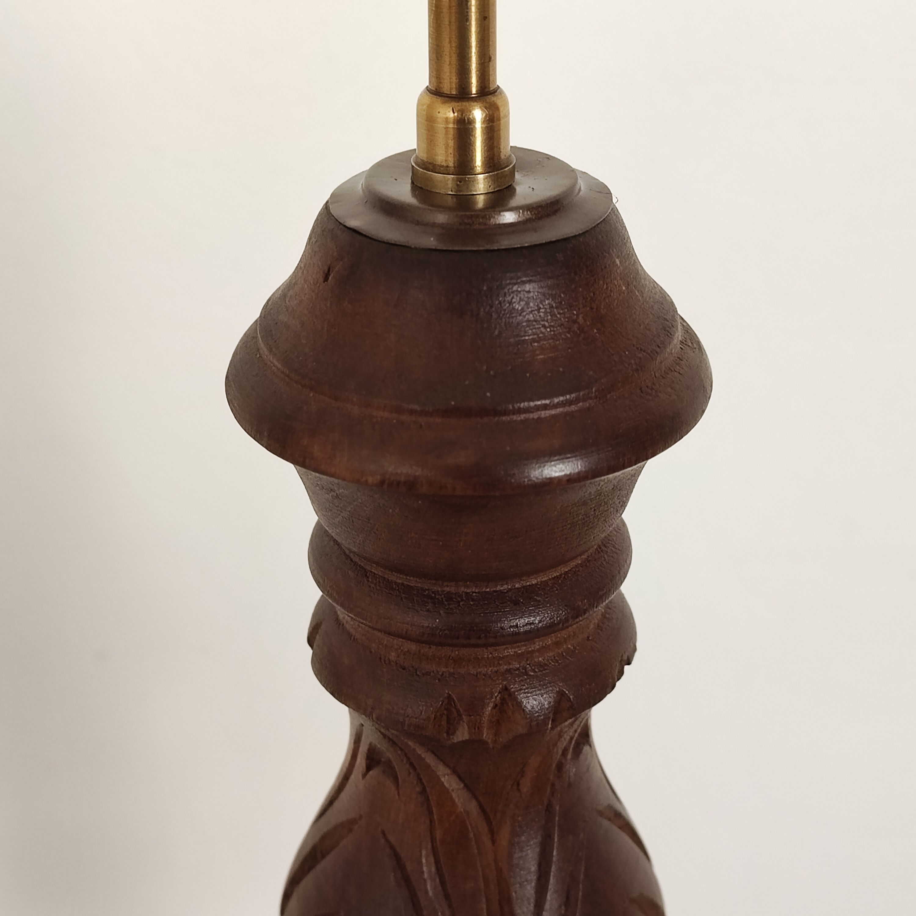 Lampadaire en bois tourné vintage