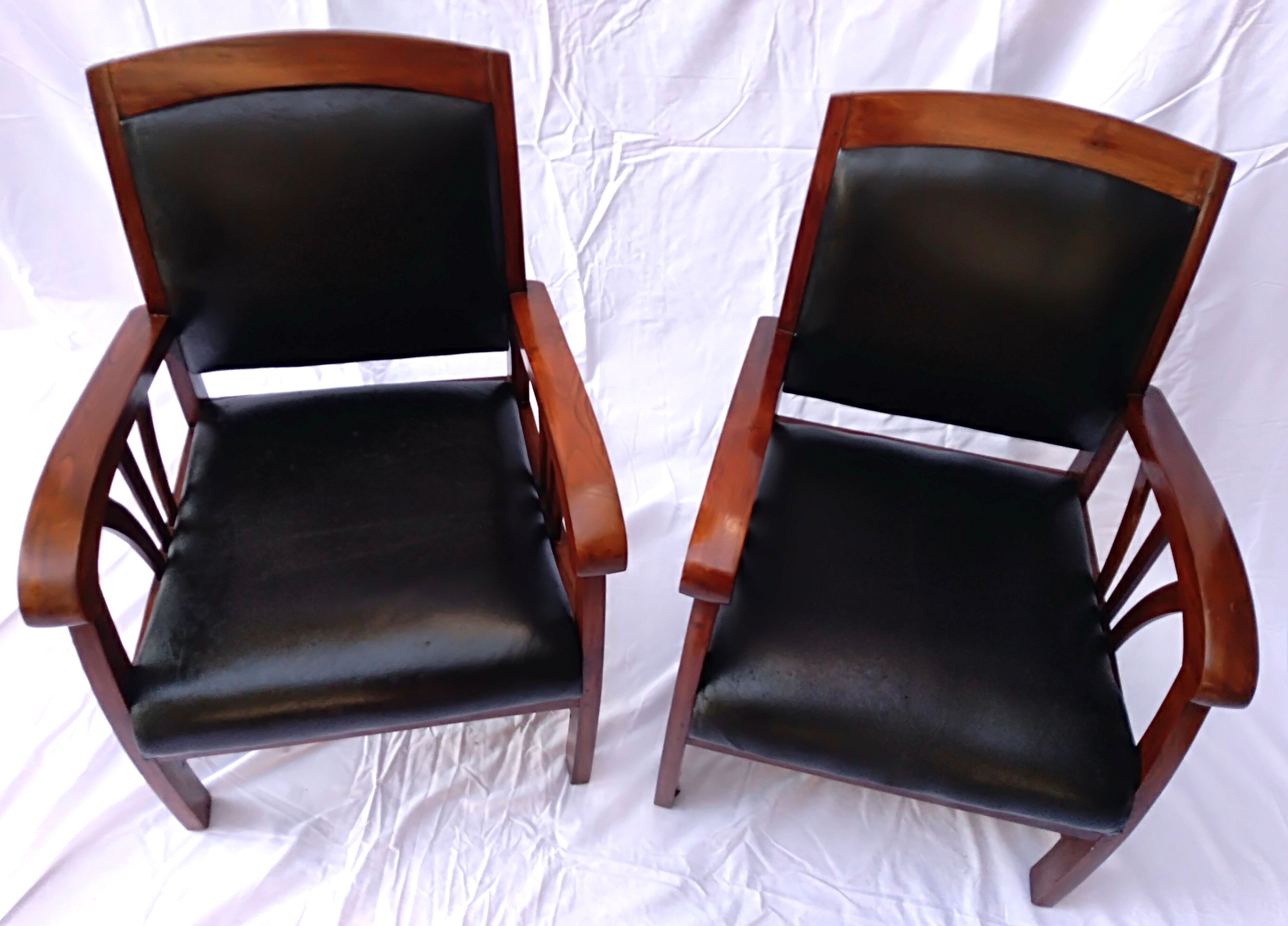 Paire de fauteuils style colonial bois et cuir de chèvre
