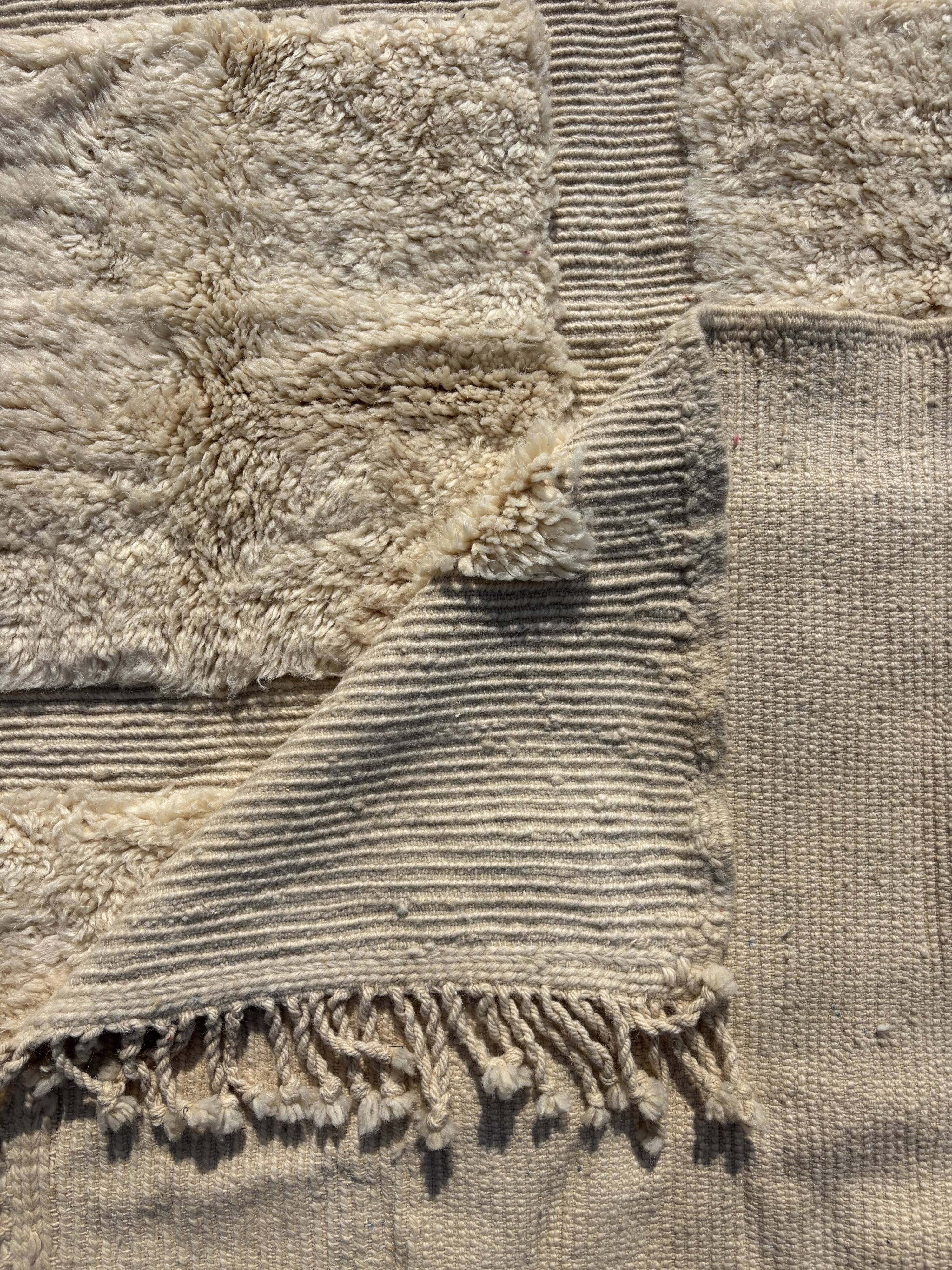 Tapis berbère marocain Beni ouarain M'rirt en laine blanche