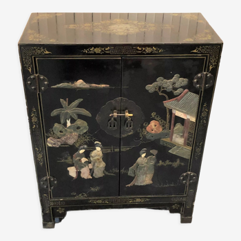 Ancien meuble chinois laqué noir orné de pierres dures / cabinet