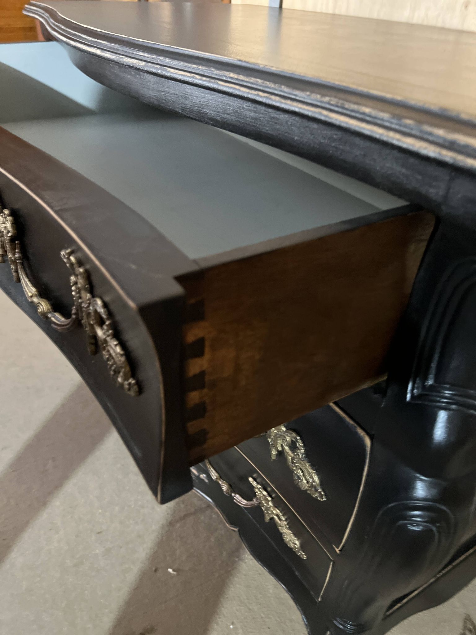 Curved chest of drawers, Louis XV style, Bordeaux type, lacquered in black