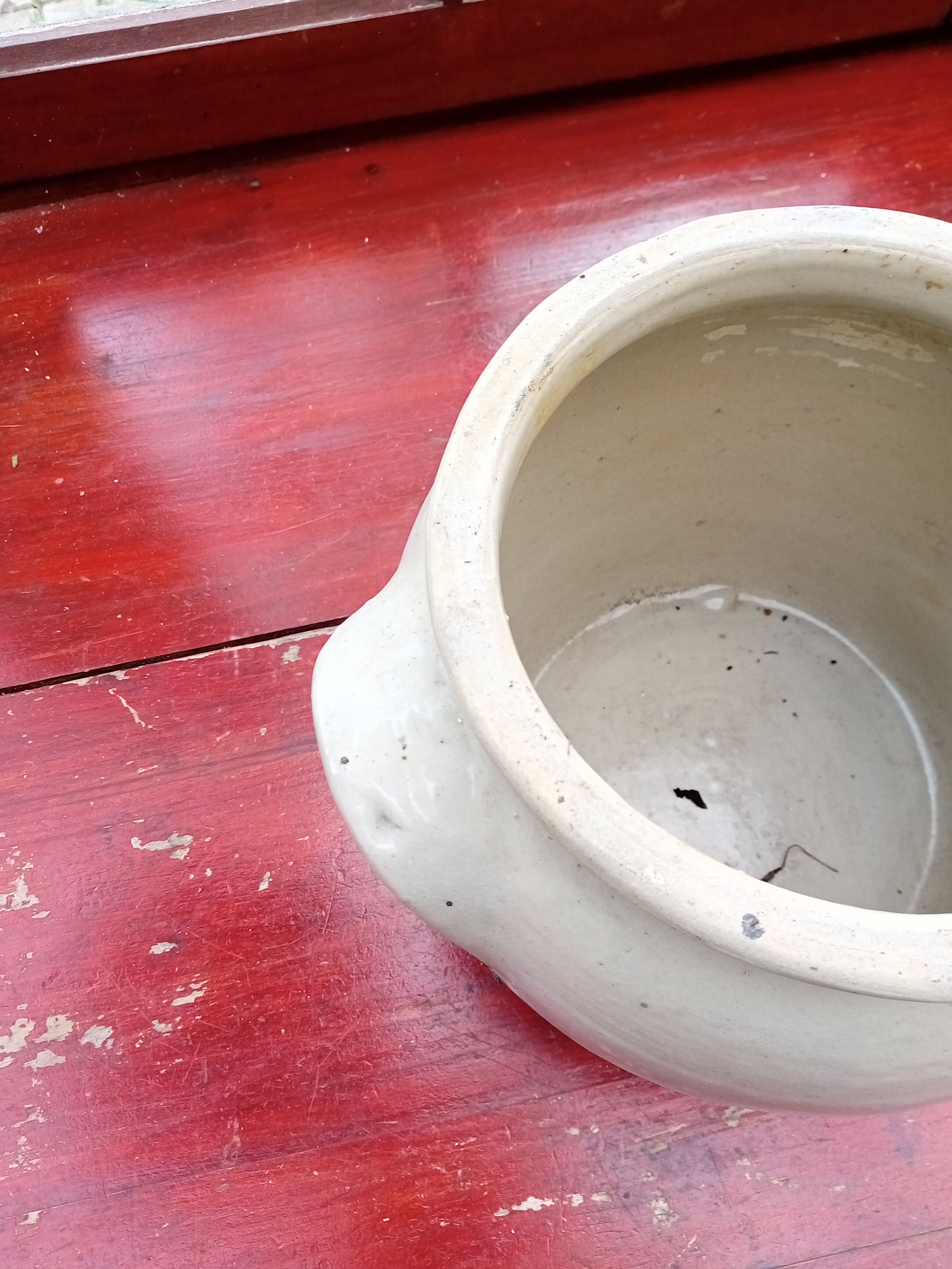 Off-white sandstone pot