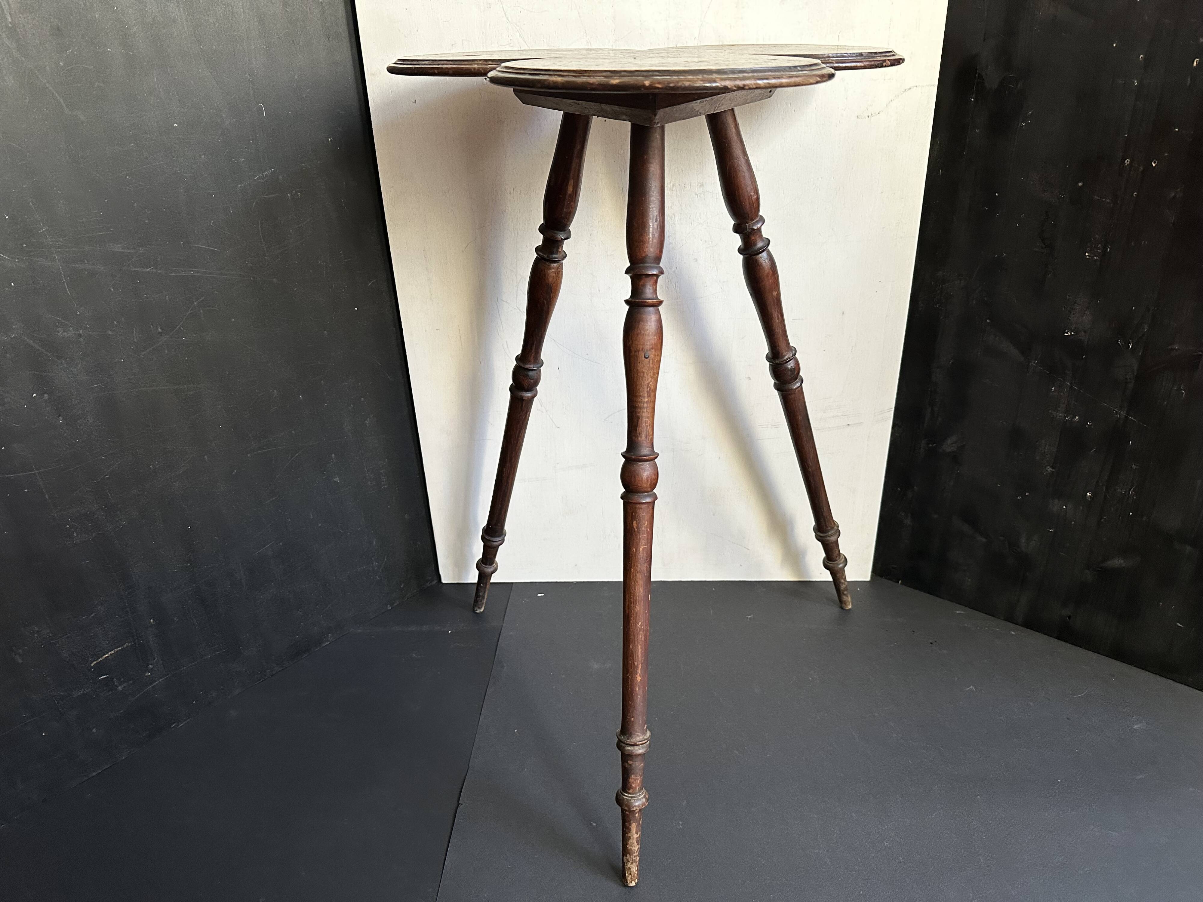 Guéridon Napoléon III en bois, forme trèfle