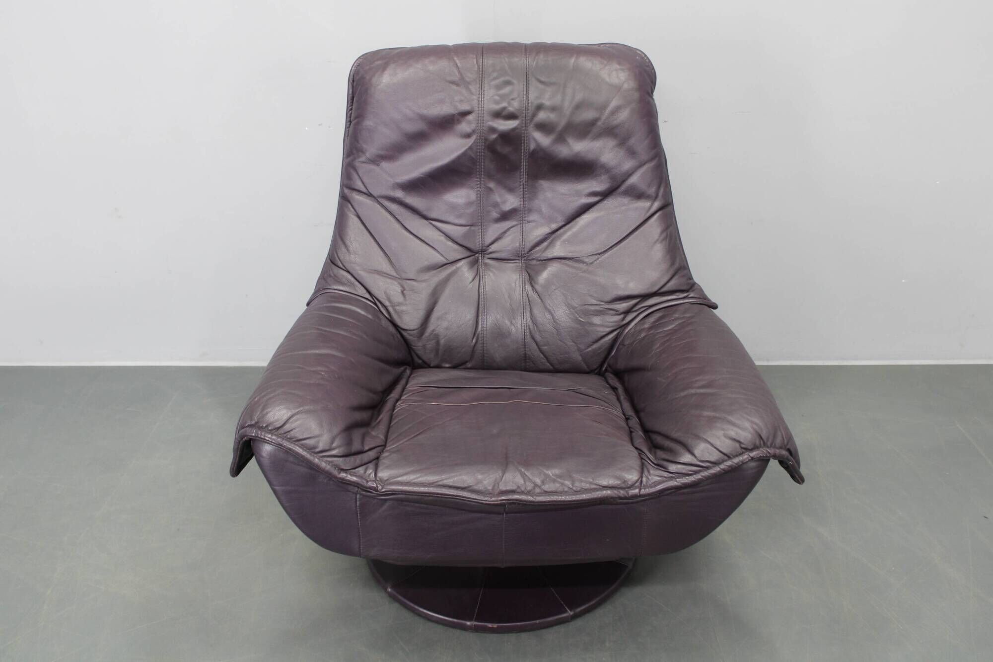 Italian dark purple leather swivel lounge chair, 1980s
