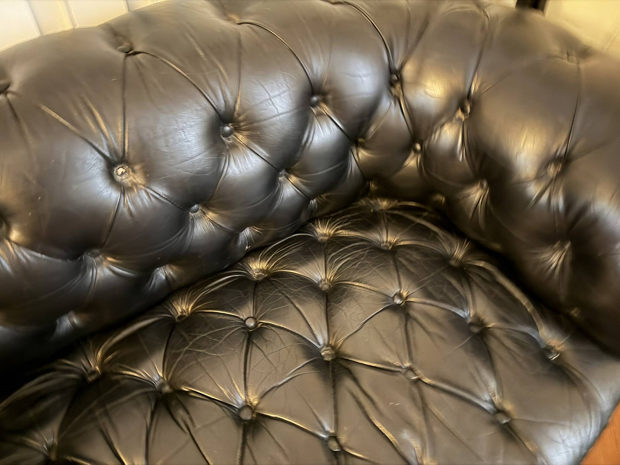 Canapé Chesterfield cuir noir + paire de fauteuils
