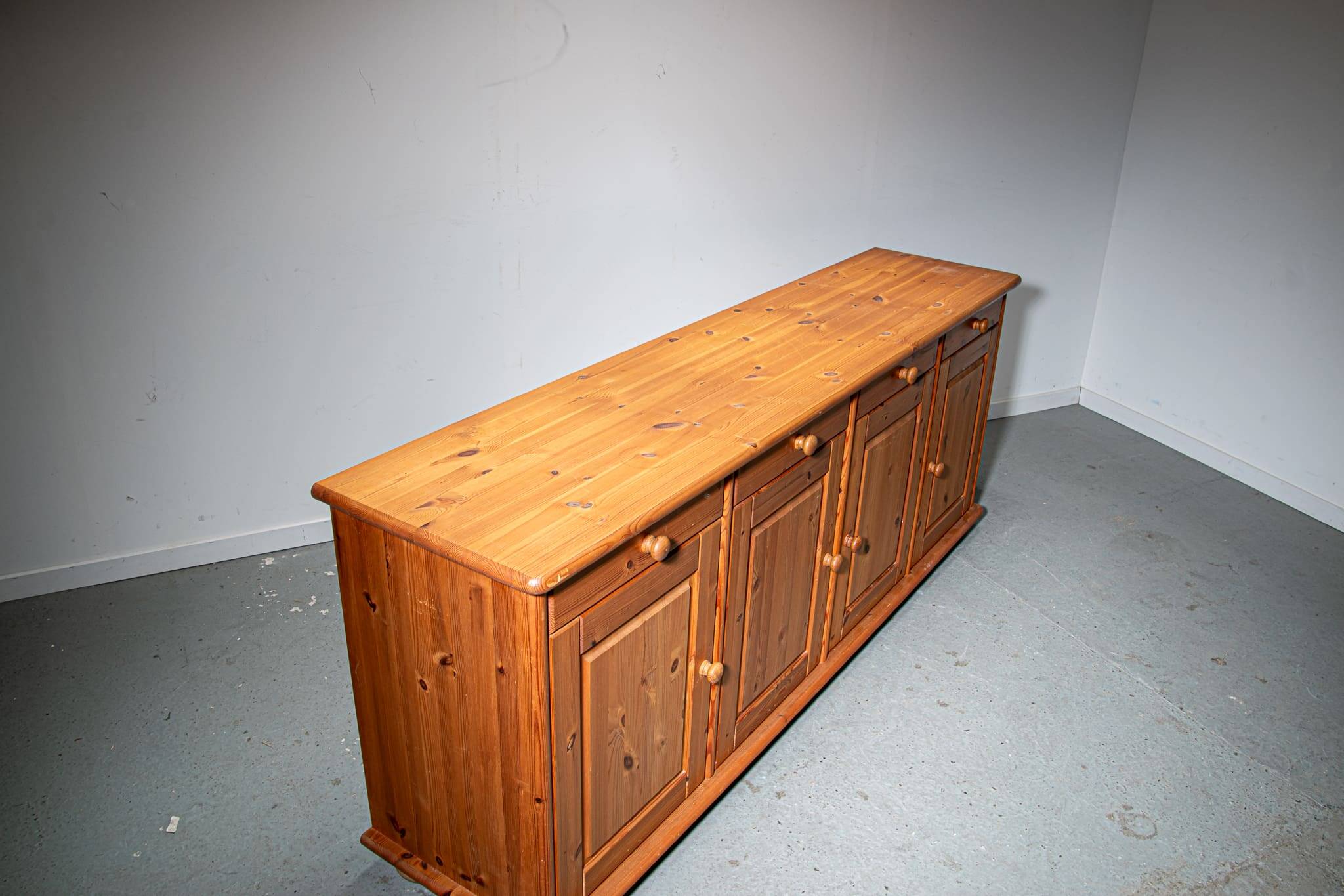 Buffet danois en pin des années 1980