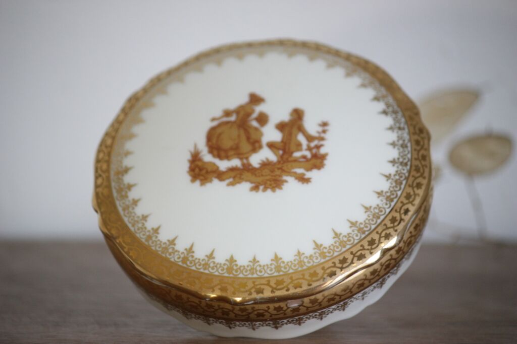 Porcelain jewelry box