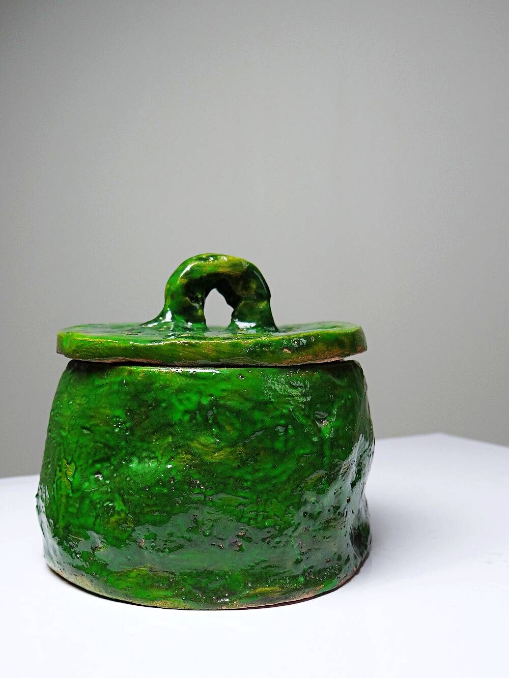 Petite boîte en céramique émaillée verte style brutaliste artisanat vintage