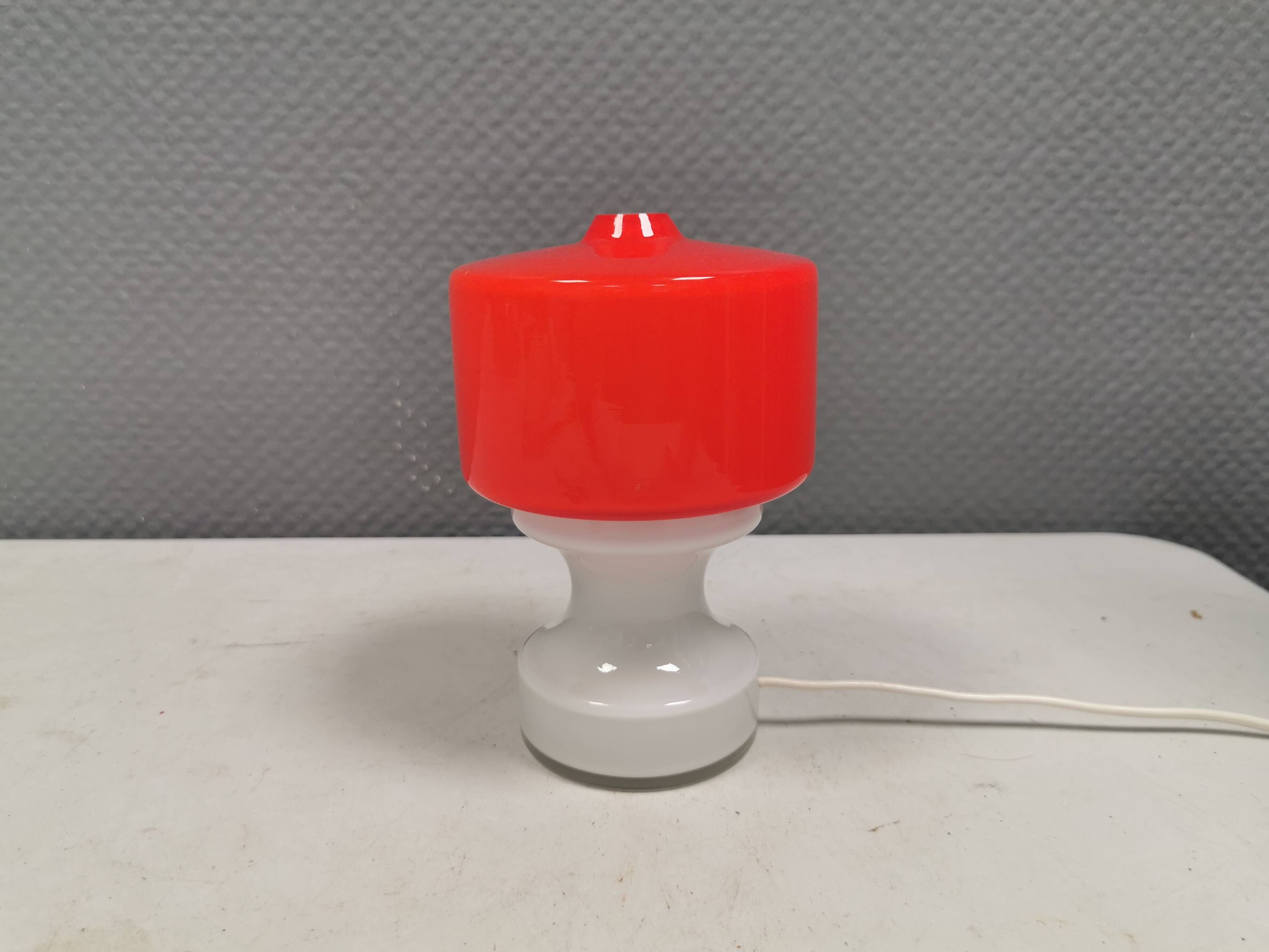 Glass table lamp, Swedish and from the 1980s, two-piece, in red/white glass