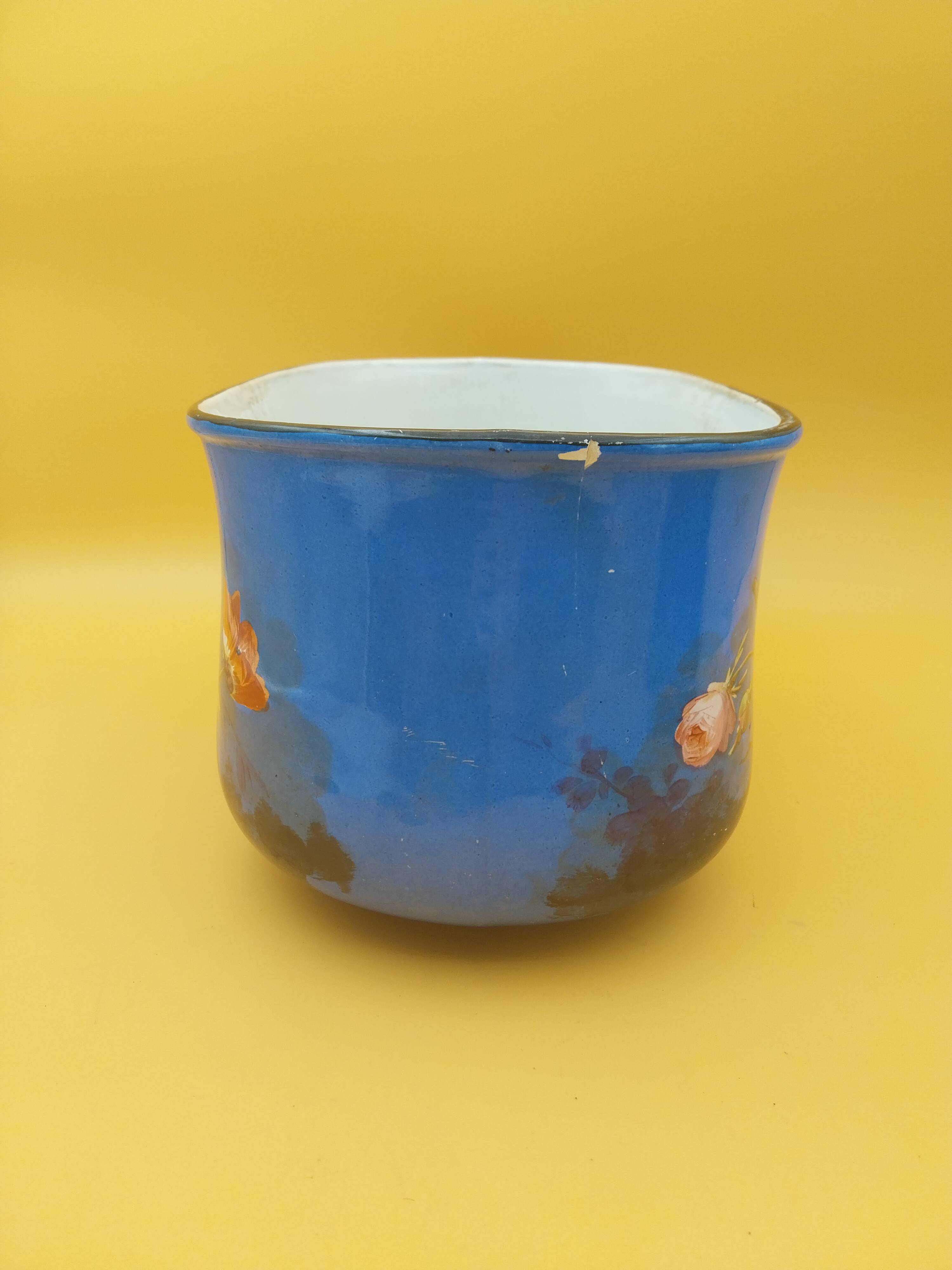 Paris porcelain jardinière with floral and bird decoration, 19th century.