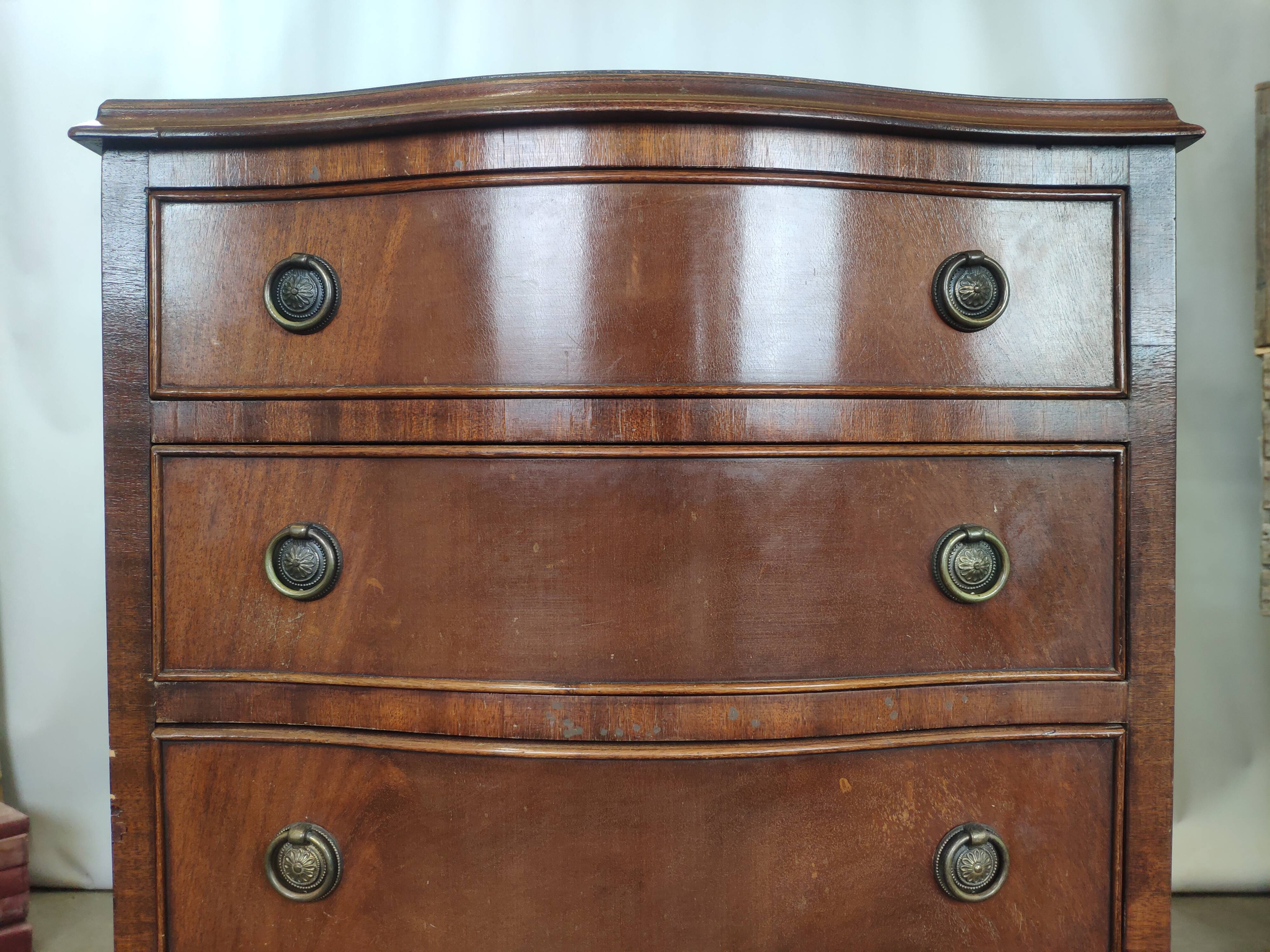 Commode galbée acajou 5 tiroirs poignée anneaux
