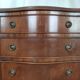 Commode galbée acajou 5 tiroirs poignée anneaux