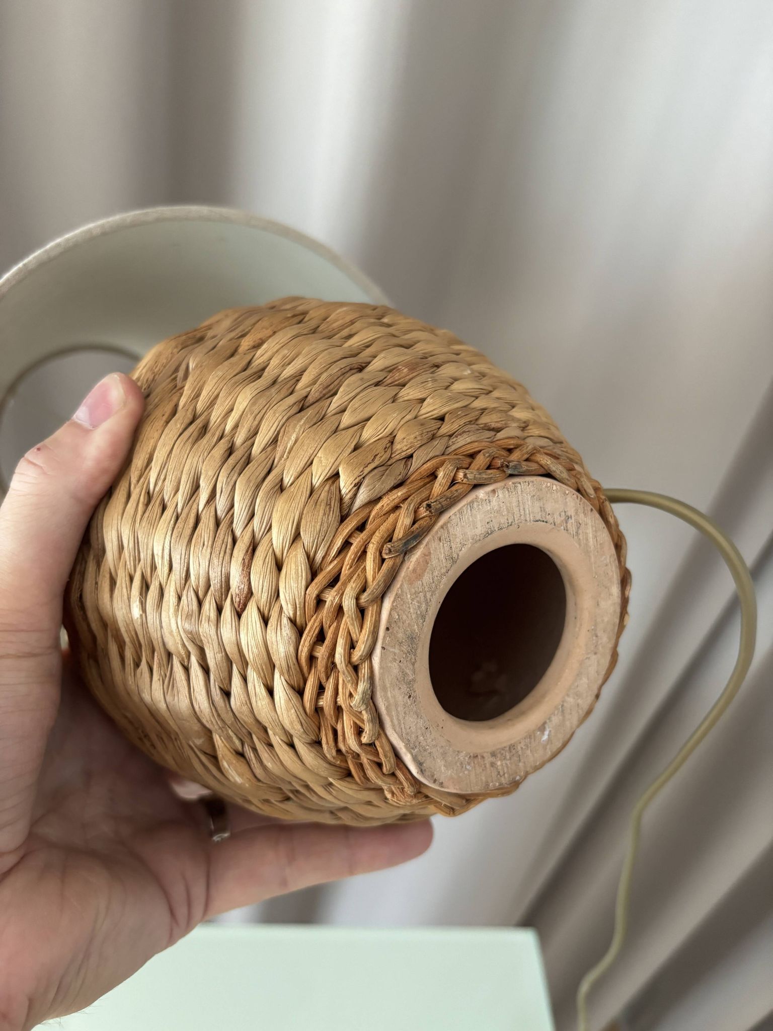 Lampe de table vintage en rotin tissé avec abat-jour en lin