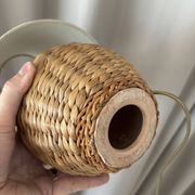 Lampe de table vintage en rotin tissé avec abat-jour en lin