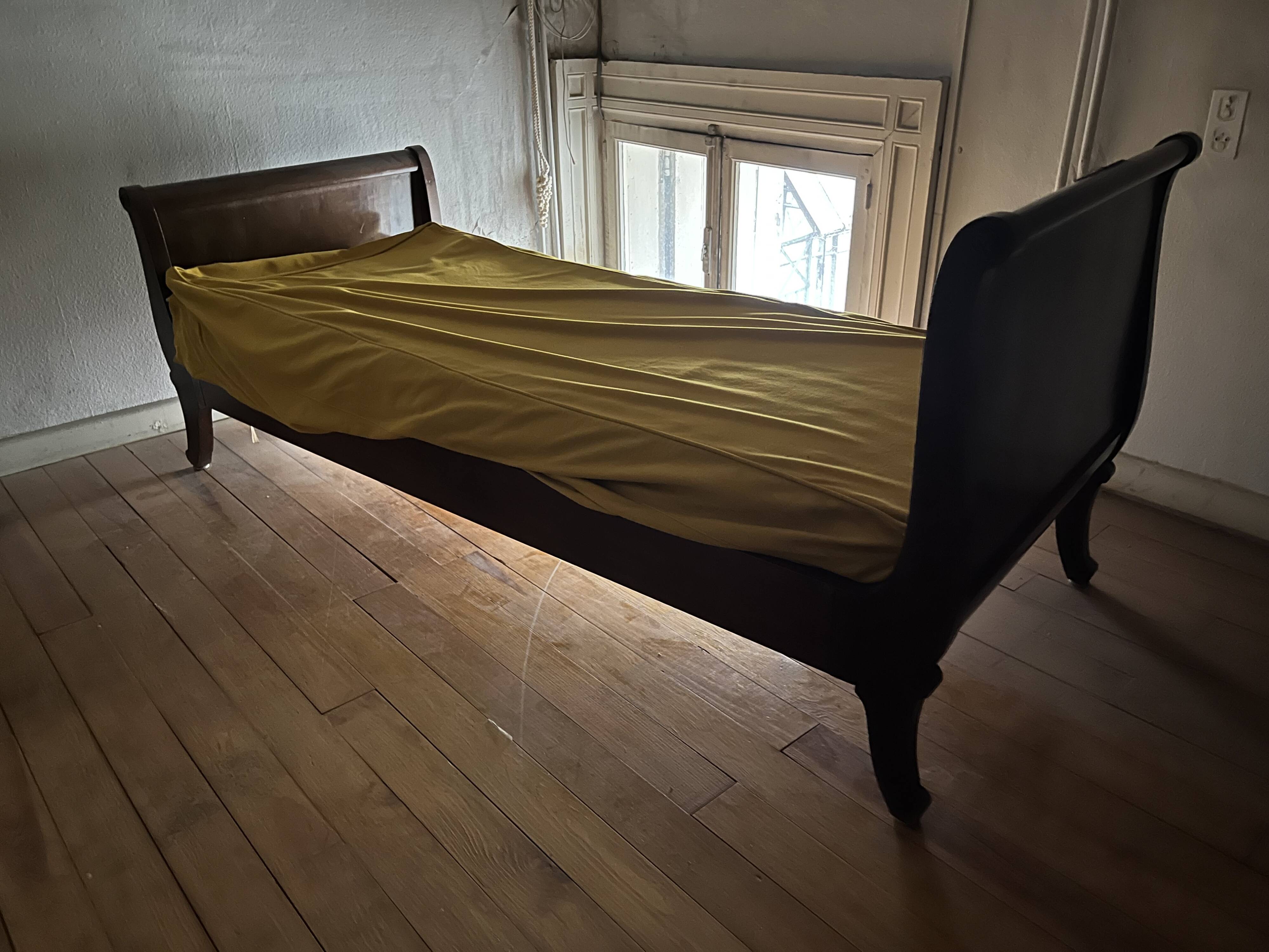 Lit bateau style Empire — Acajou massif