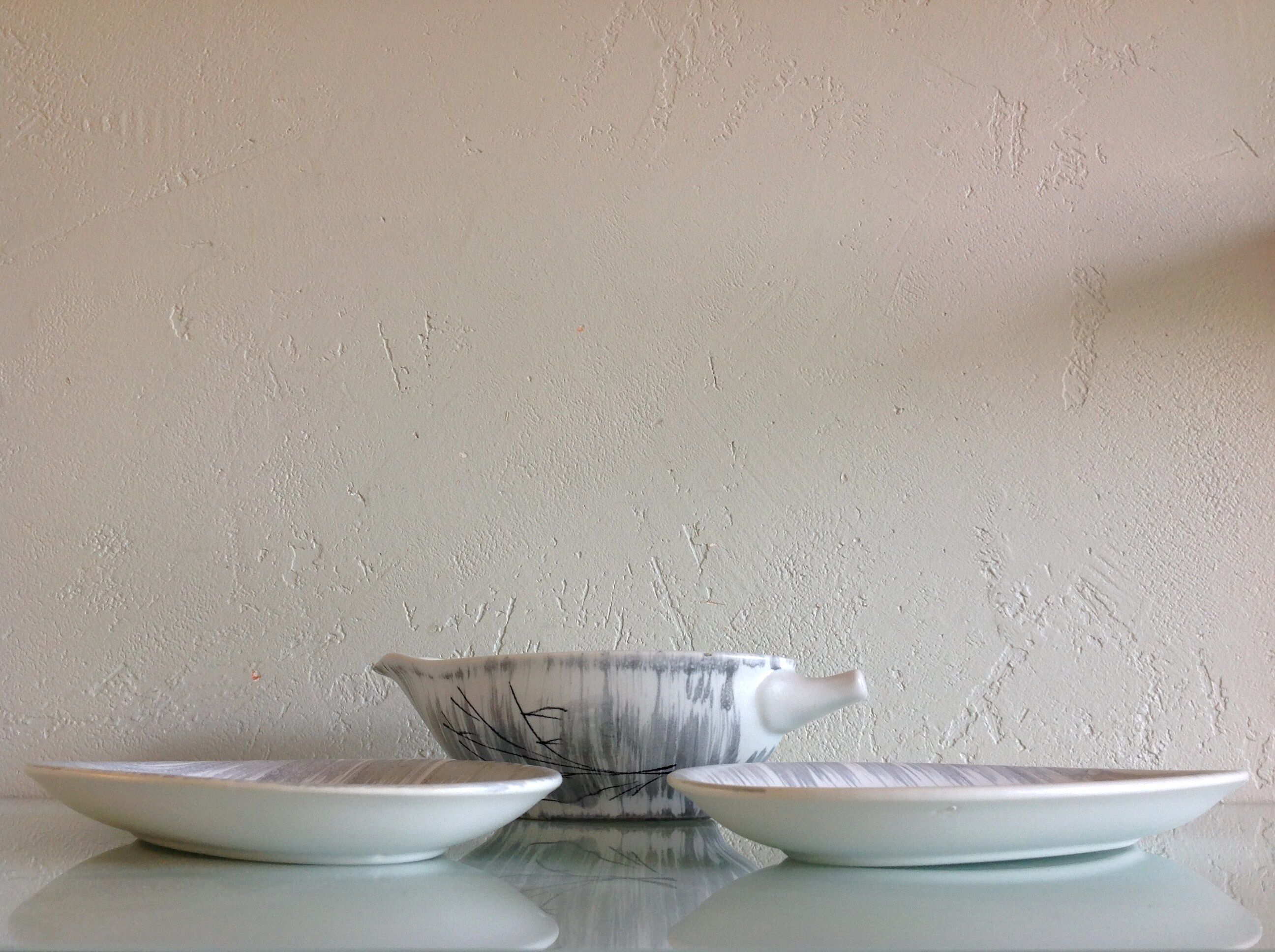 Two raviers and a white and grey cermal sauciere