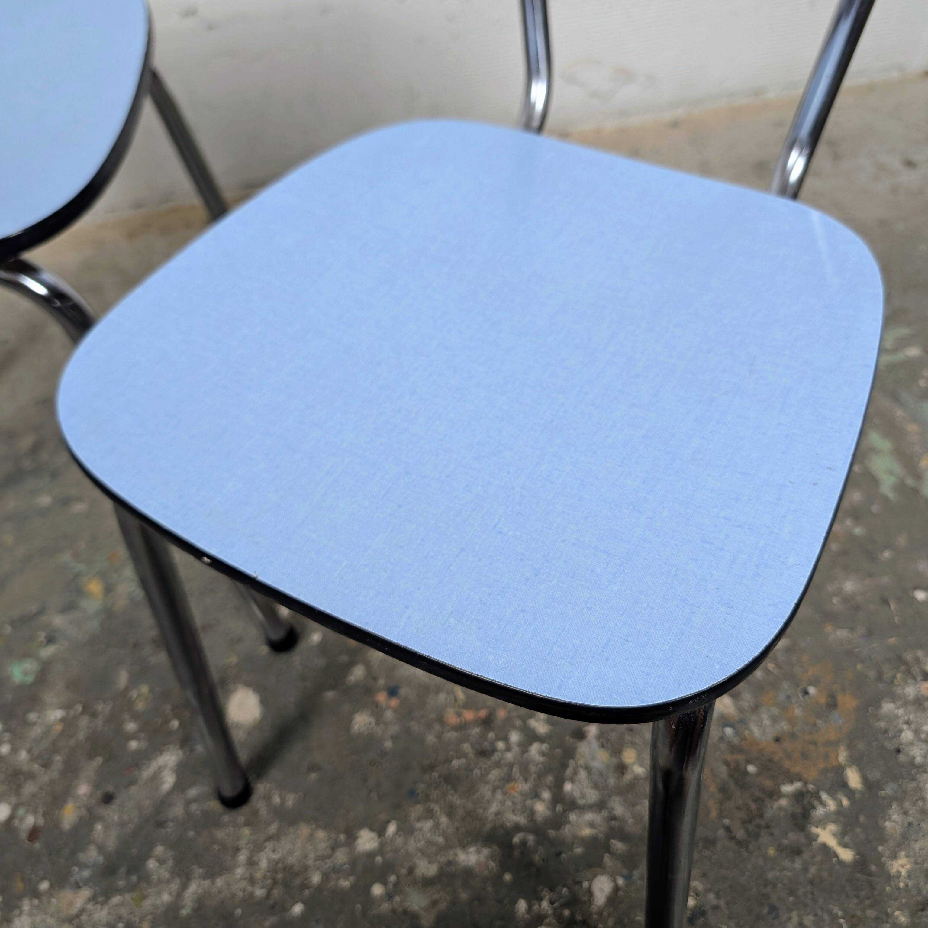 Duo de chaises en formica