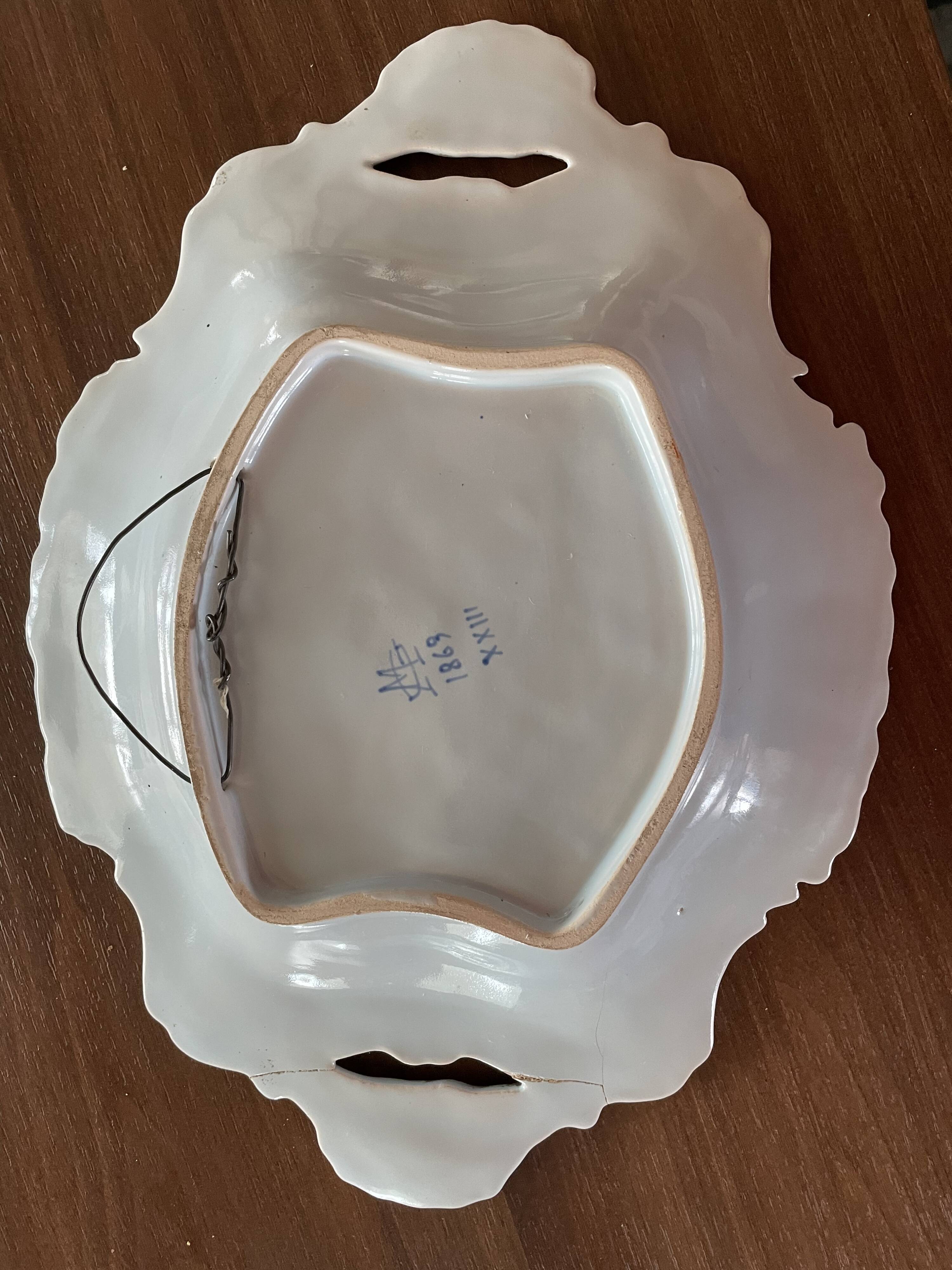 Plat rocaille porcelaine de Rouen