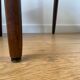 Chaise scandinave en bois et skaï
