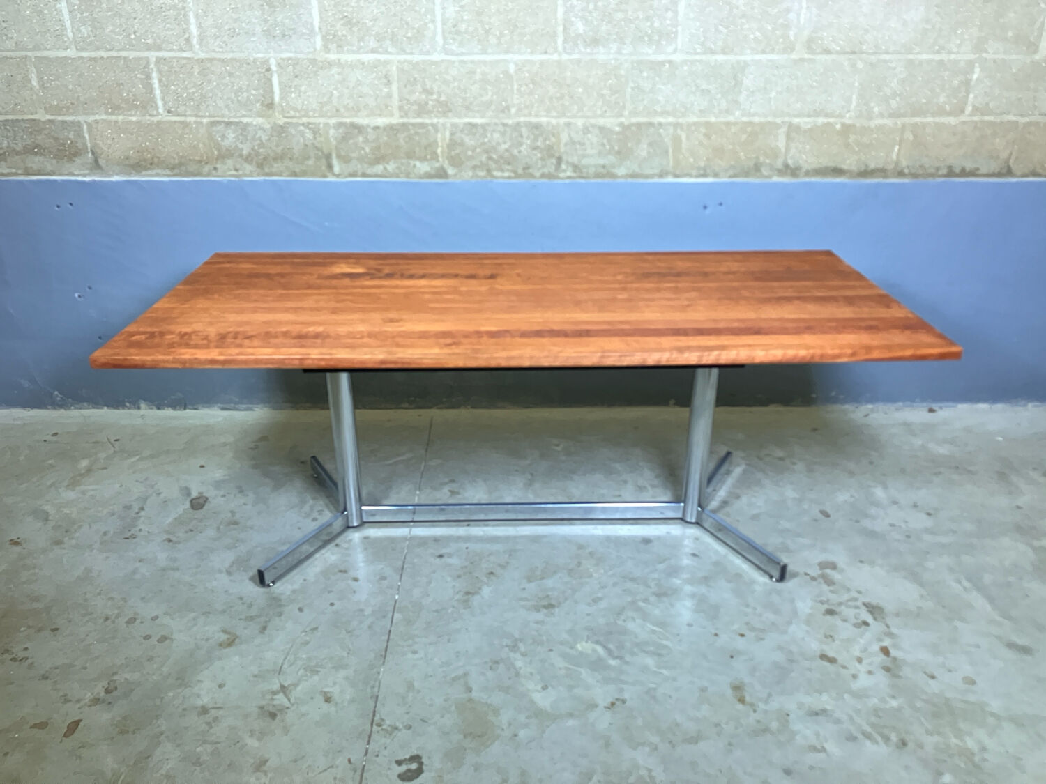 Table de salle à manger vintage chromée en merisier massif de style industriel